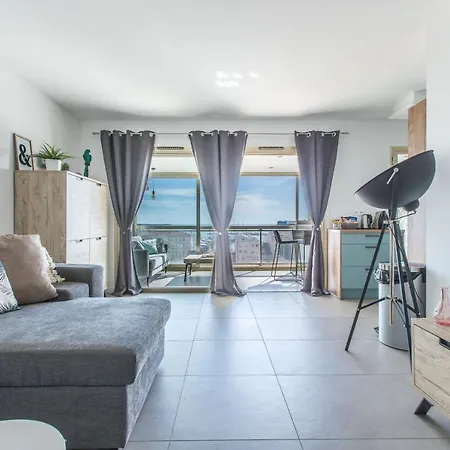 Lb Vacation I Admire Panoramic Ocean Views Through Walls Of Windows Канны