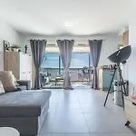 Lb Vacation I Admire Panoramic Ocean Views Through Walls Of Windows קאן