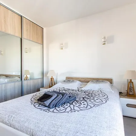 Lb Vacation I Admire Panoramic Ocean Views Through Walls Of Windows Apartment