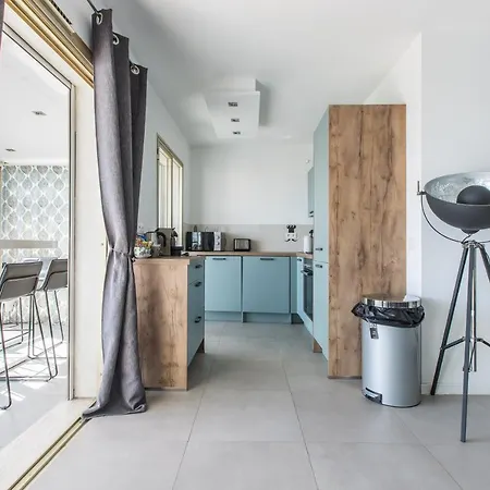 Apartment Lb Vacation I Admire Panoramic Ocean Views Through Walls Of Windows Cannes