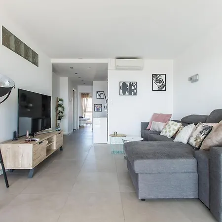 Lb Vacation I Admire Panoramic Ocean Views Through Walls Of Windows * 戛纳